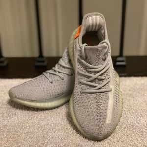 Yeezy Tail light, size 7